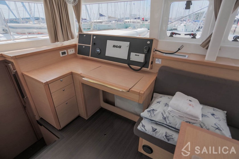 Lagoon 450  Flybridge - Yacht Charter Sailica