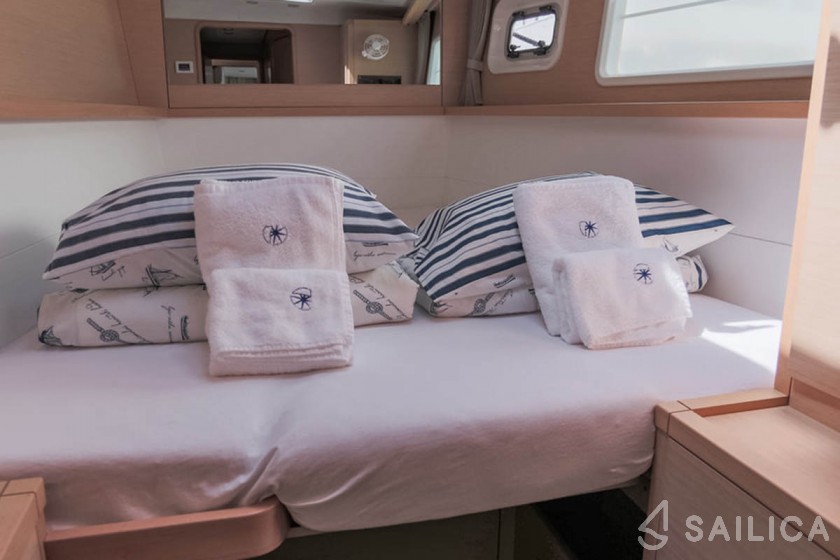Lagoon 450  Flybridge - Yacht Charter Sailica