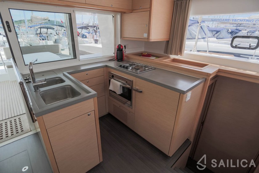 Lagoon 450  Flybridge - Yacht Charter Sailica