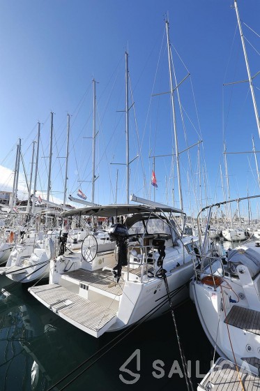 Dufour 382 GL - Yacht Charter Sailica
