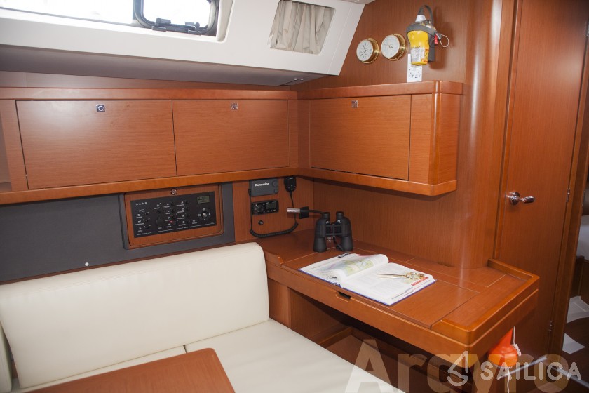 Oceanis 45 - Yacht Charter Sailica