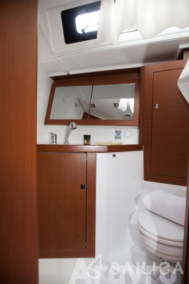 Oceanis 45 - Yacht Charter Sailica