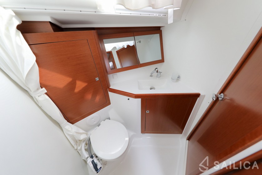 Oceanis 45 - Yacht Charter Sailica