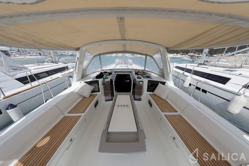 Oceanis 45 - Yacht Charter Sailica