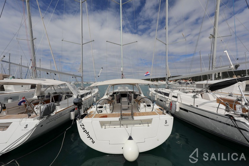 Oceanis 45 - Yacht Charter Sailica