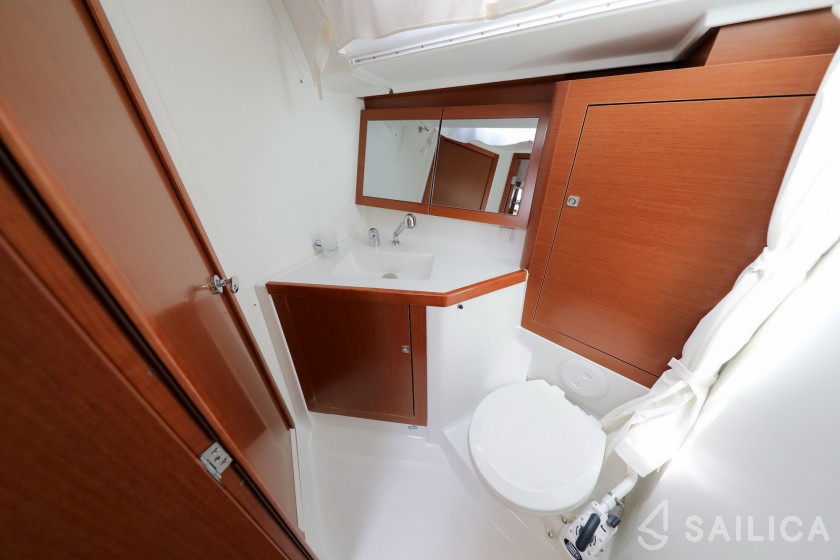 Oceanis 45 - Yacht Charter Sailica