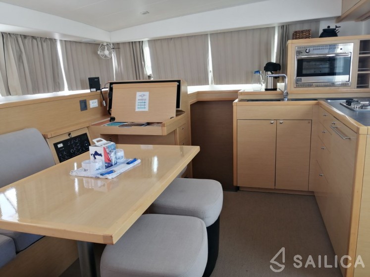 Lagoon 400 S2 - Yacht Charter Sailica