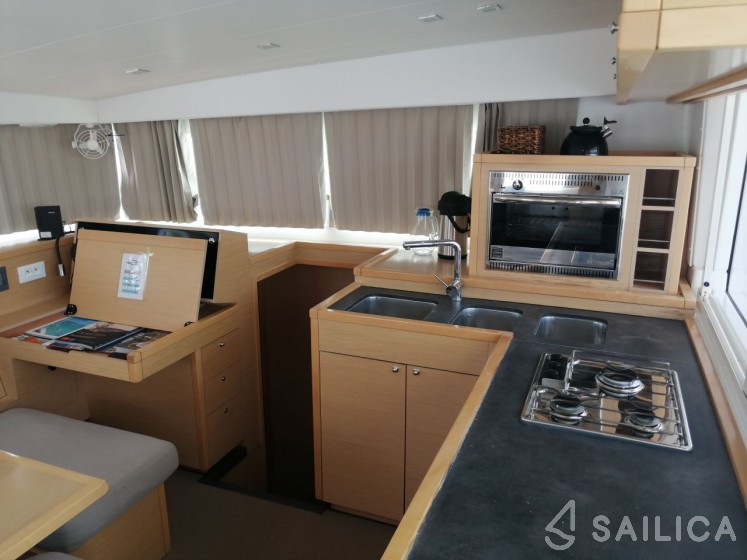 Lagoon 400 S2 - Yacht Charter Sailica