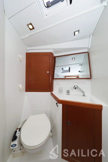 Oceanis 41 - Yacht Charter Sailica
