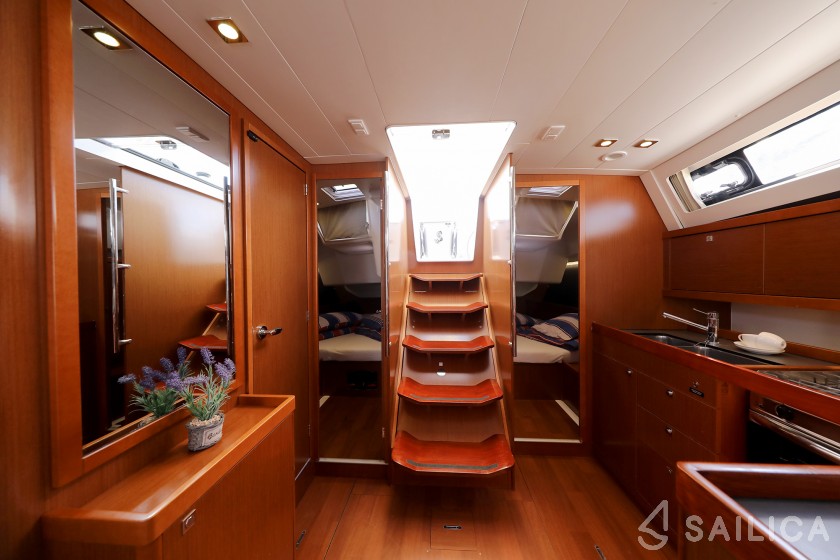 Oceanis 41 - Yacht Charter Sailica