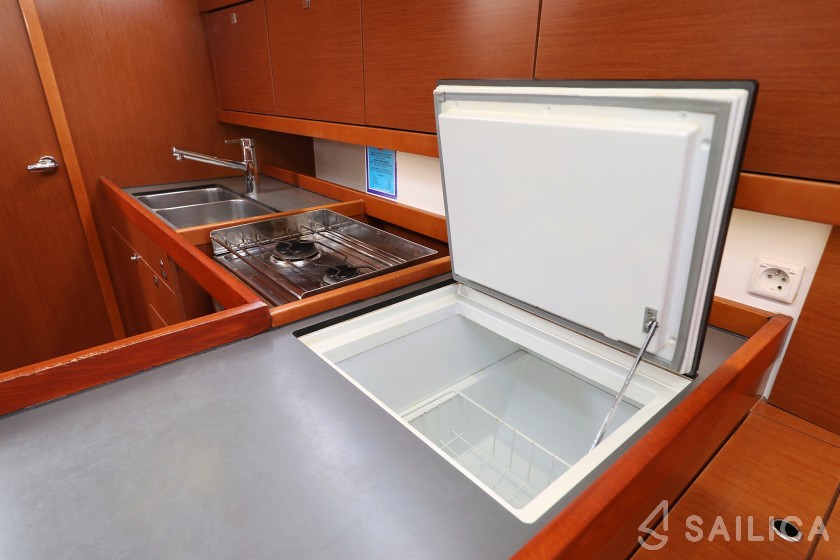 Oceanis 41 - Yacht Charter Sailica