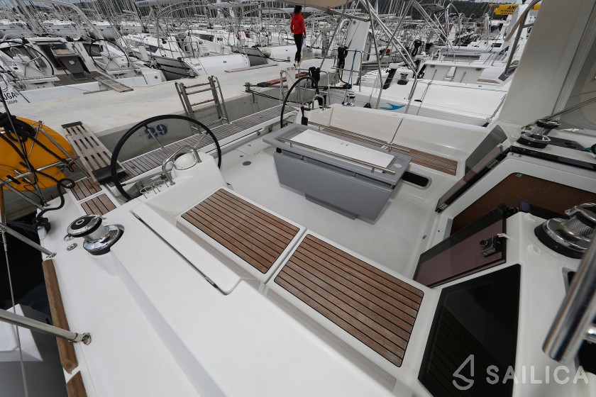 Oceanis 41 - Yacht Charter Sailica