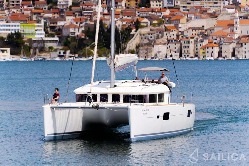 Lagoon 400 S2 - Yacht Charter Sailica