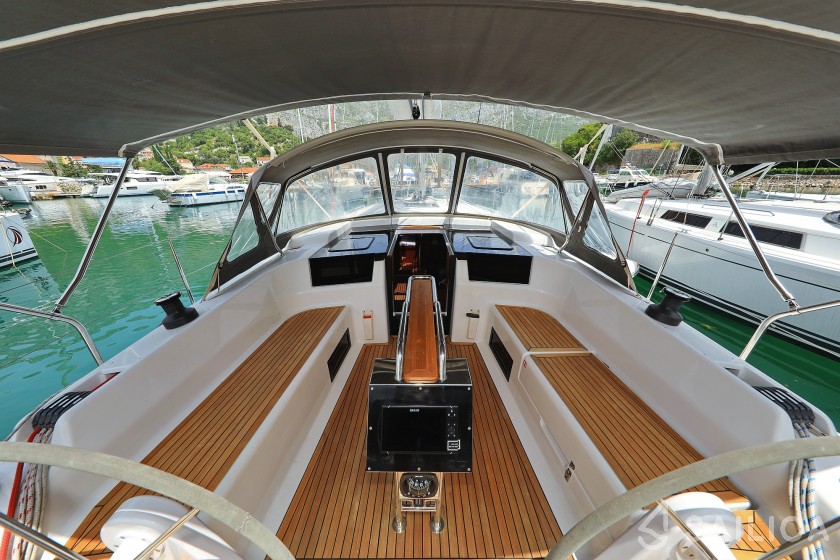 Hanse 418 - Yacht Charter Sailica