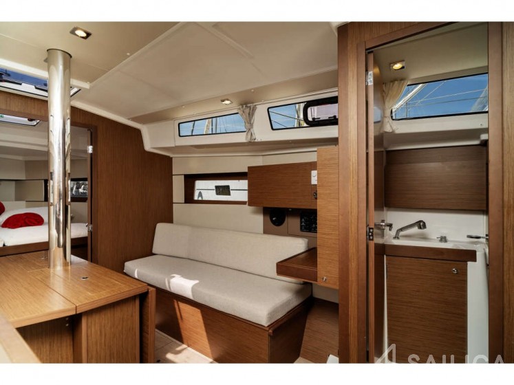 Oceanis 38 - Yacht Charter Sailica