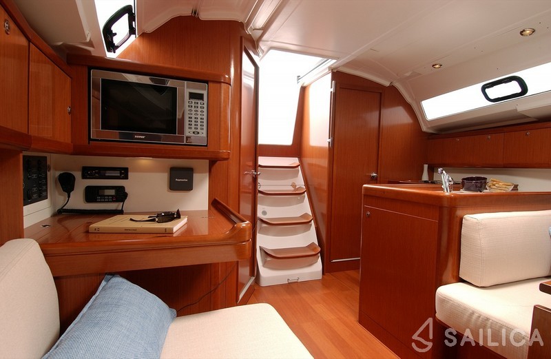 Oceanis 37 - Yacht Charter Sailica