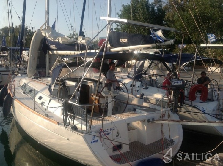 Oceanis 37 - Yacht Charter Sailica