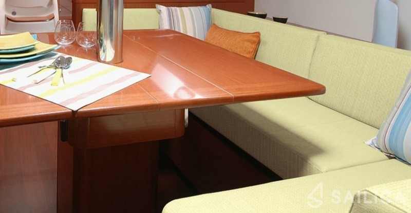 Oceanis 37 - Yacht Charter Sailica