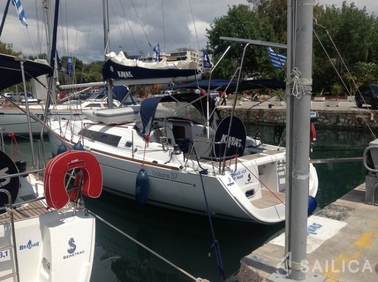 Oceanis 37 - Yacht Charter Sailica