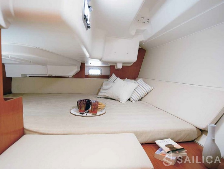 Oceanis 37 - Yacht Charter Sailica