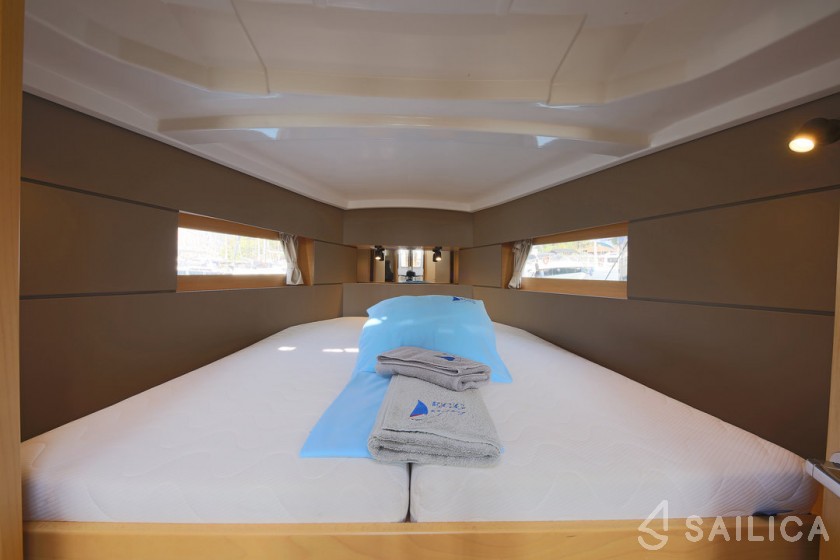 Oceanis 38.1 - Yacht Charter Sailica