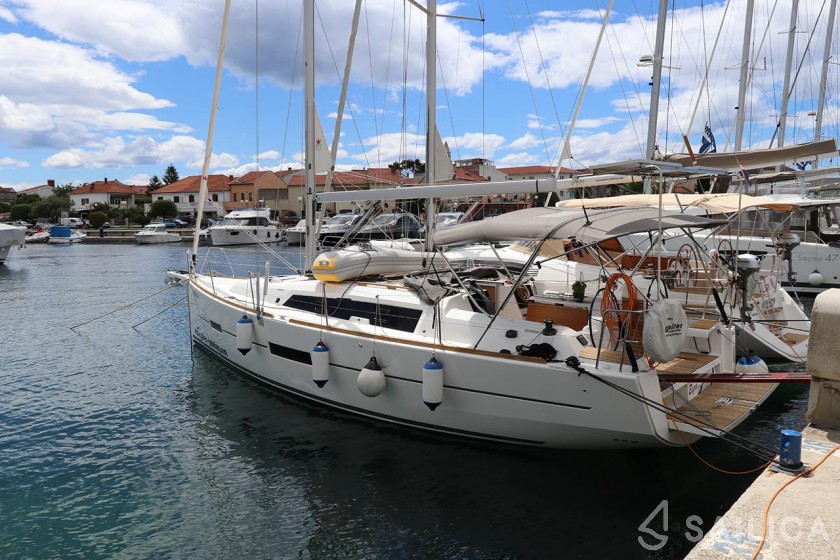 Dufour 382 GL - Yacht Charter Sailica