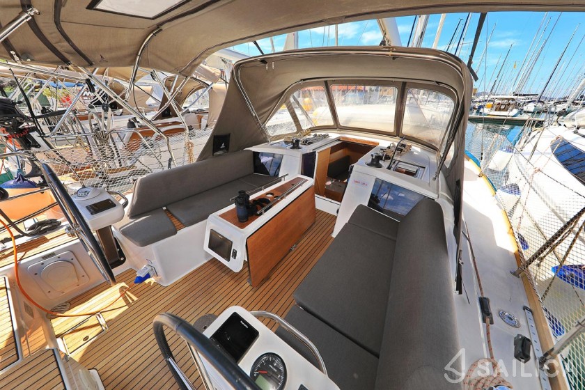Dufour 360 GL - Yacht Charter Sailica