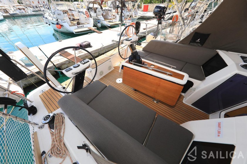 Dufour 360 GL - Yacht Charter Sailica
