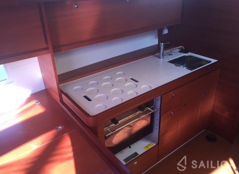 Dufour 410 GL - Yacht Charter Sailica