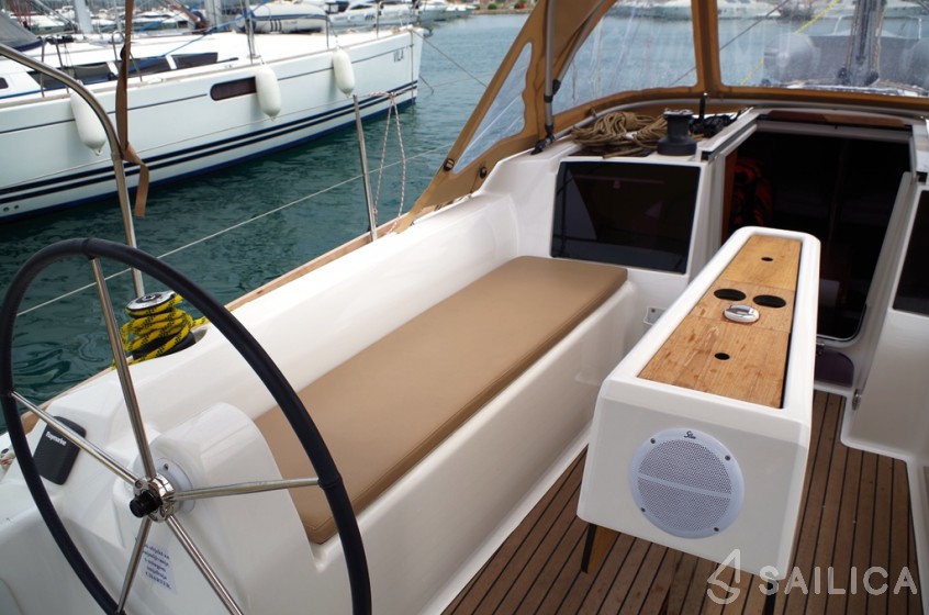 Dufour 350 GL - Yacht Charter Sailica