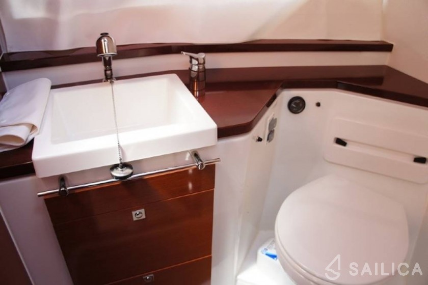Leader 10 - Yacht Charter Sailica
