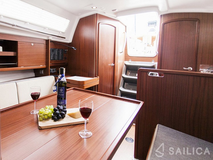 Delphia 31 - Yacht Charter Sailica