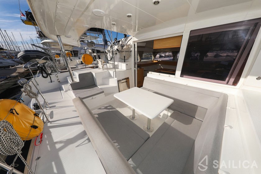 Lagoon 400 S2 - Yacht Charter Sailica