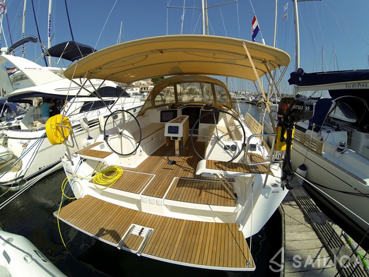 Dufour 382 GL - Yacht Charter Sailica