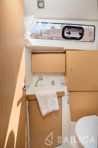 Oceanis 35.1 - Yacht Charter Sailica