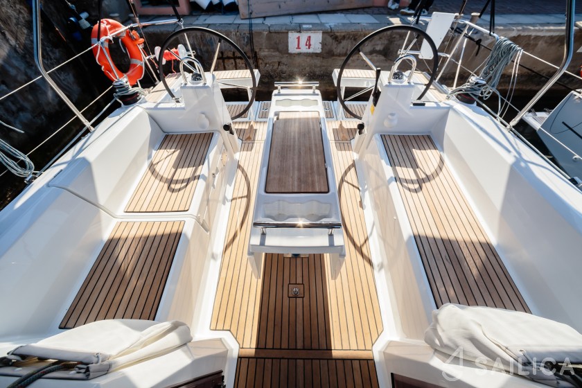 Oceanis 35.1 - Yacht Charter Sailica