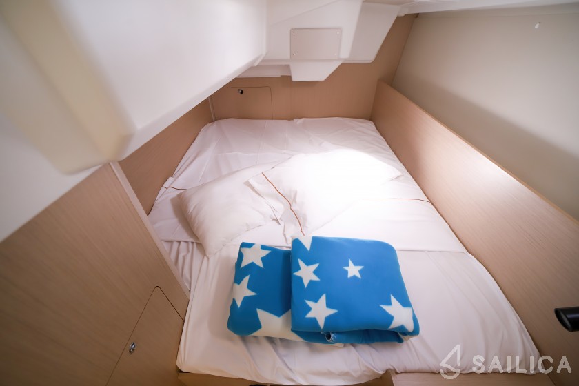 Oceanis 35.1 - Yacht Charter Sailica