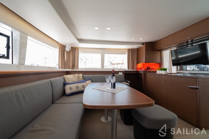 Lagoon 450  Flybridge - Yacht Charter Sailica
