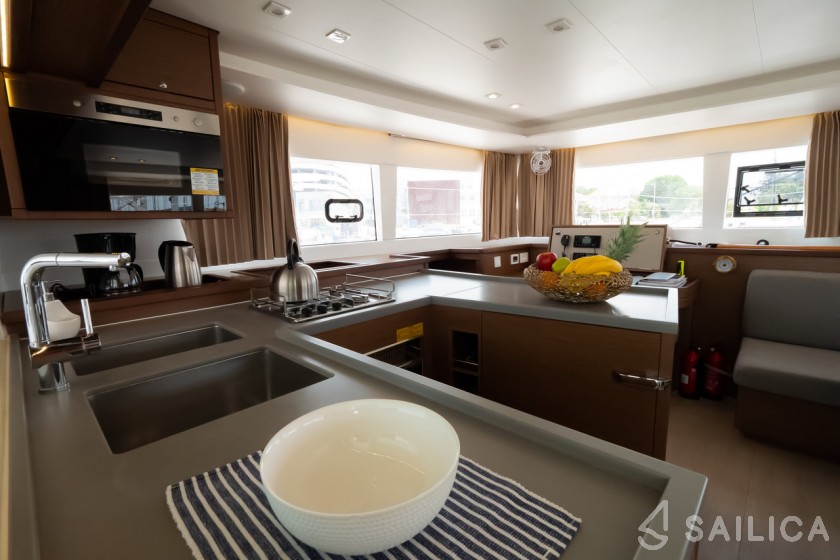 Lagoon 450  Flybridge - Yacht Charter Sailica