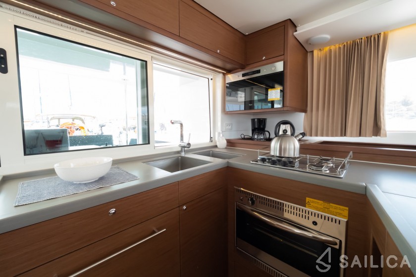 Lagoon 450  Flybridge - Yacht Charter Sailica