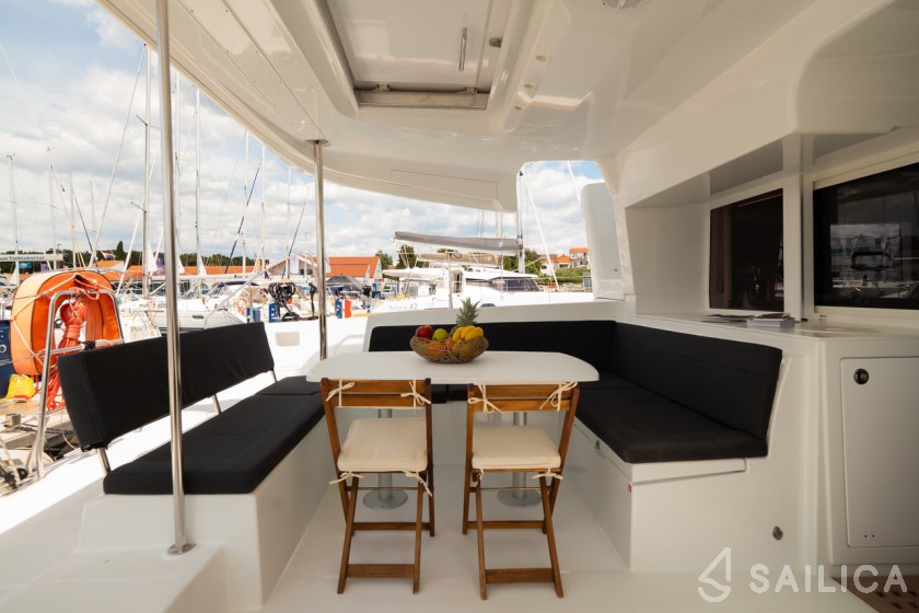 Lagoon 450  Flybridge - Yacht Charter Sailica
