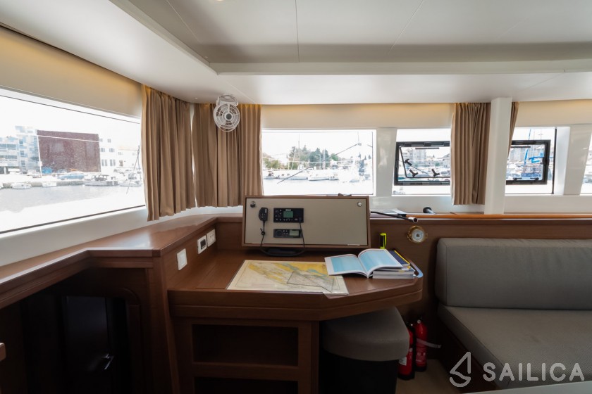 Lagoon 450  Flybridge - Yacht Charter Sailica
