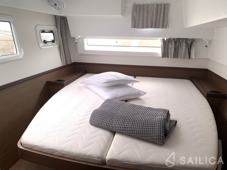 Lagoon 42 - Yacht Charter Sailica