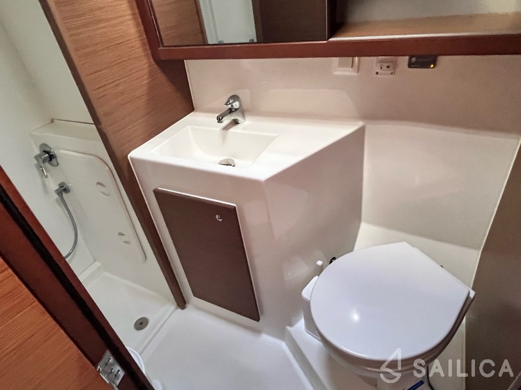 Lagoon 42 - Yacht Charter Sailica