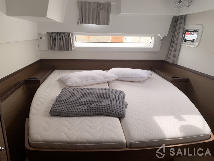 Lagoon 42 - Yacht Charter Sailica
