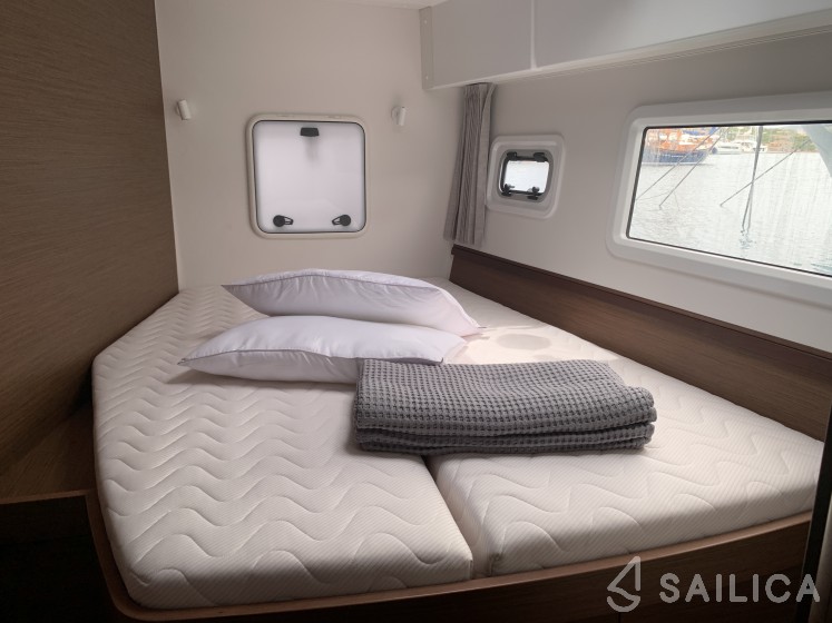 Lagoon 42 - Yacht Charter Sailica