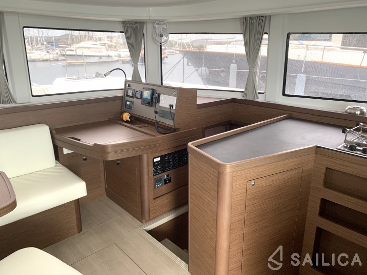 Lagoon 42 - Yacht Charter Sailica