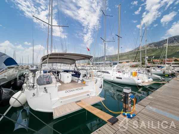 Oceanis 51.1 - Yacht Charter Sailica