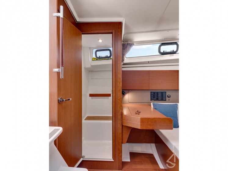 Oceanis 38 - Yacht Charter Sailica
