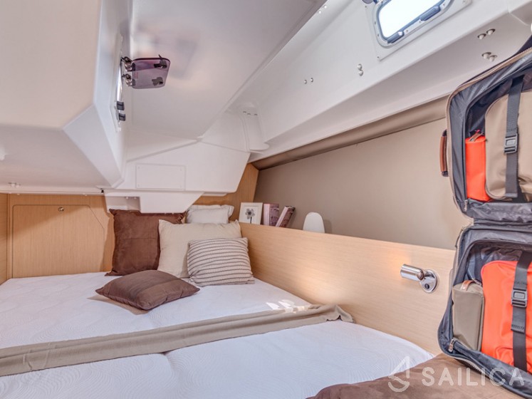 Oceanis 38 - Yacht Charter Sailica